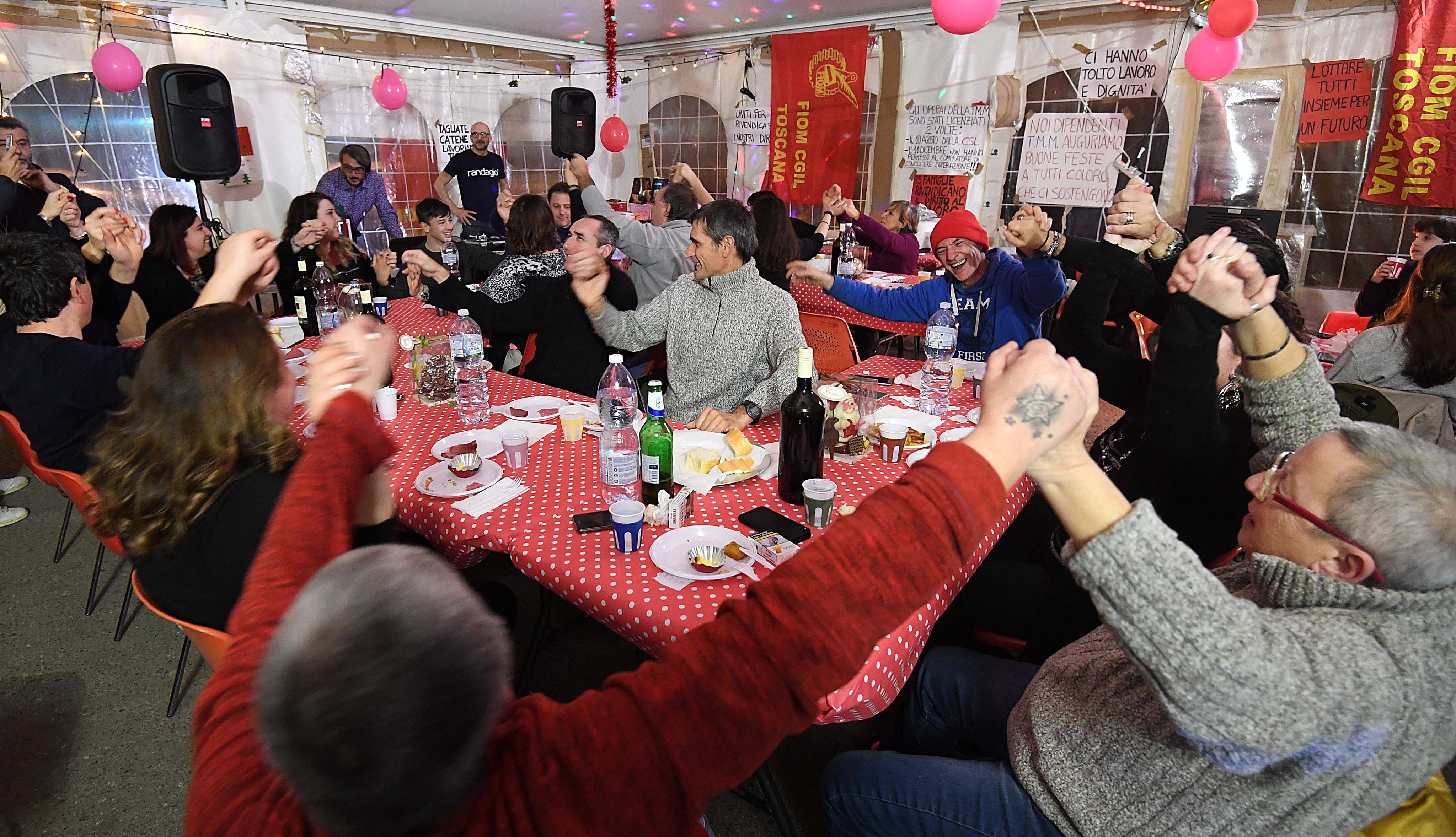 Un momento della cena di capodanno al presidio dei lavoratori della Tmm (Foto Franco Silvi)