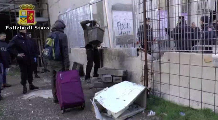 Un'immagine dello sgombero del 30 dicembre all'ex Valore, dal video della Polizia