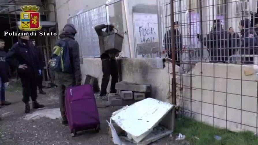 Un'immagine dello sgombero del 30 dicembre all'ex Valore, dal video della Polizia
