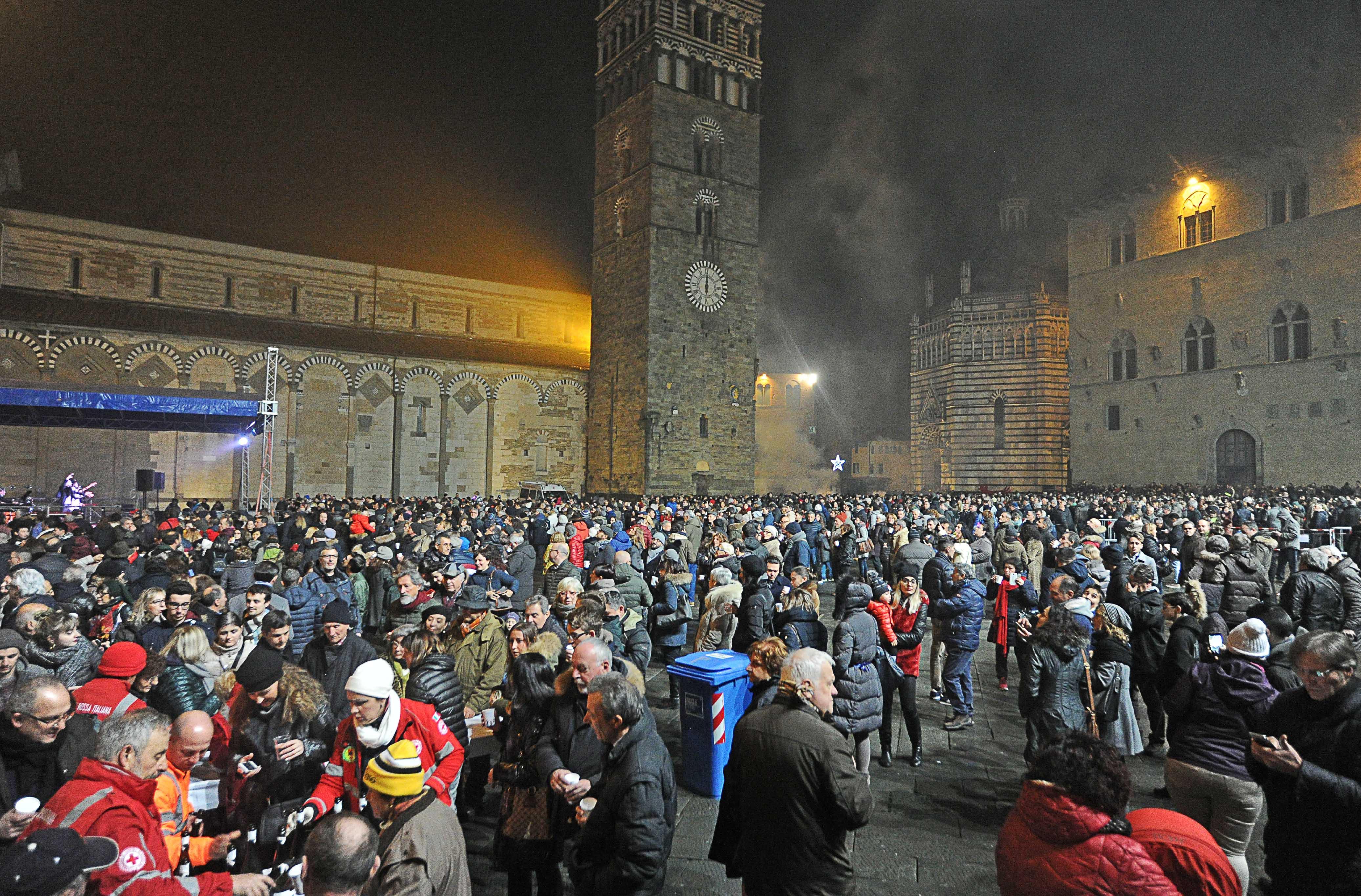 Pistoia, piazza del Duomo affollata per il brindisi di fine anno a suon di musica - LE FOTO