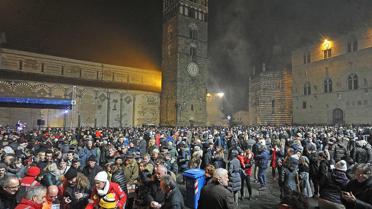 Pistoia, piazza del Duomo affollata per il brindisi di fine anno a suon di musica - LE FOTO