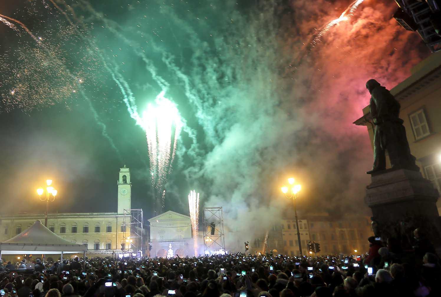 I fuochi d'artificio visti da piazza Garibaldi (foto Fabio Muzzi)