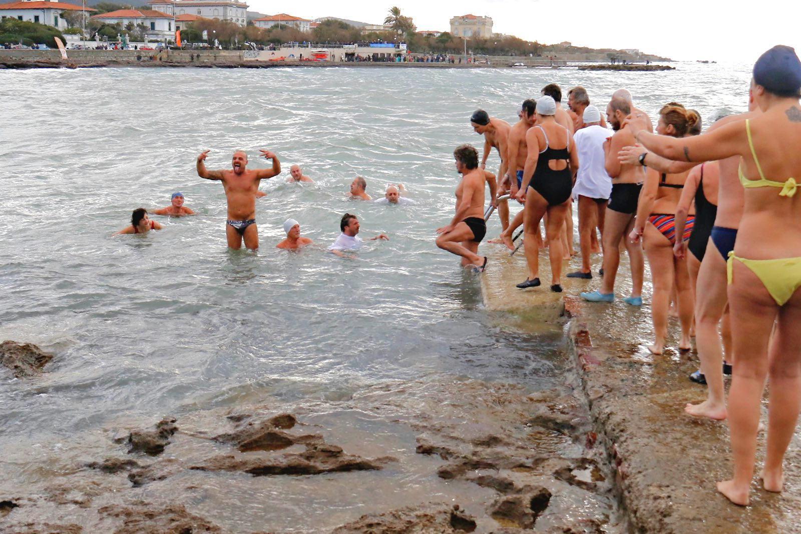 Buon 2018 con il tuffo degli Amici del Gabbiano