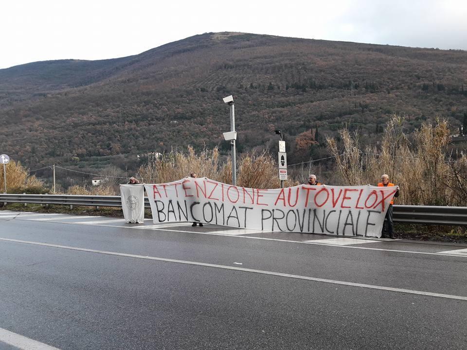 Lo striscione esposto da La Città per noi all'altezza di Santa Lucia