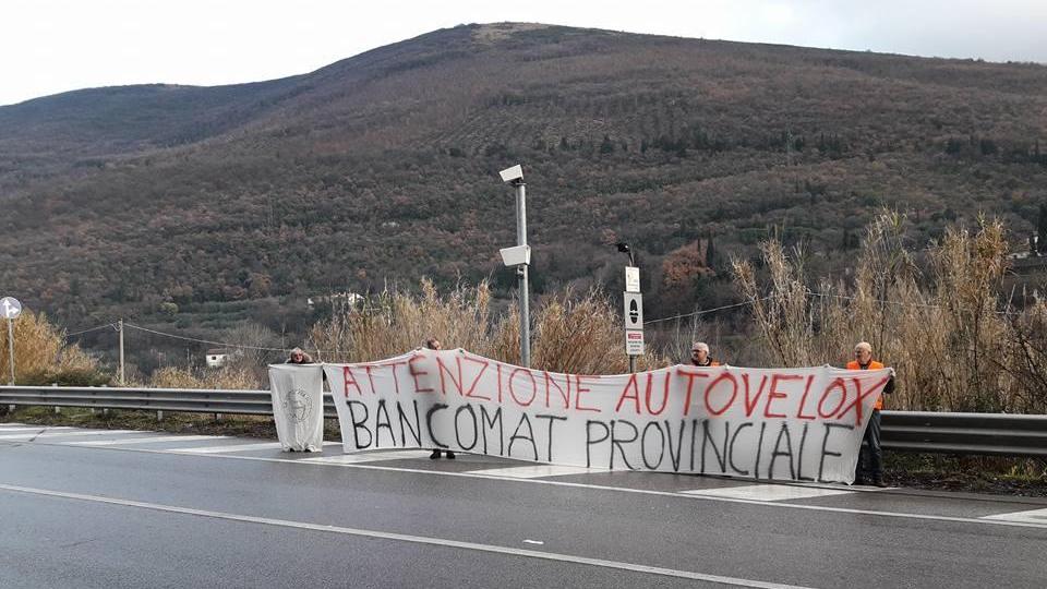 Lo striscione esposto da La Città per noi all'altezza di Santa Lucia