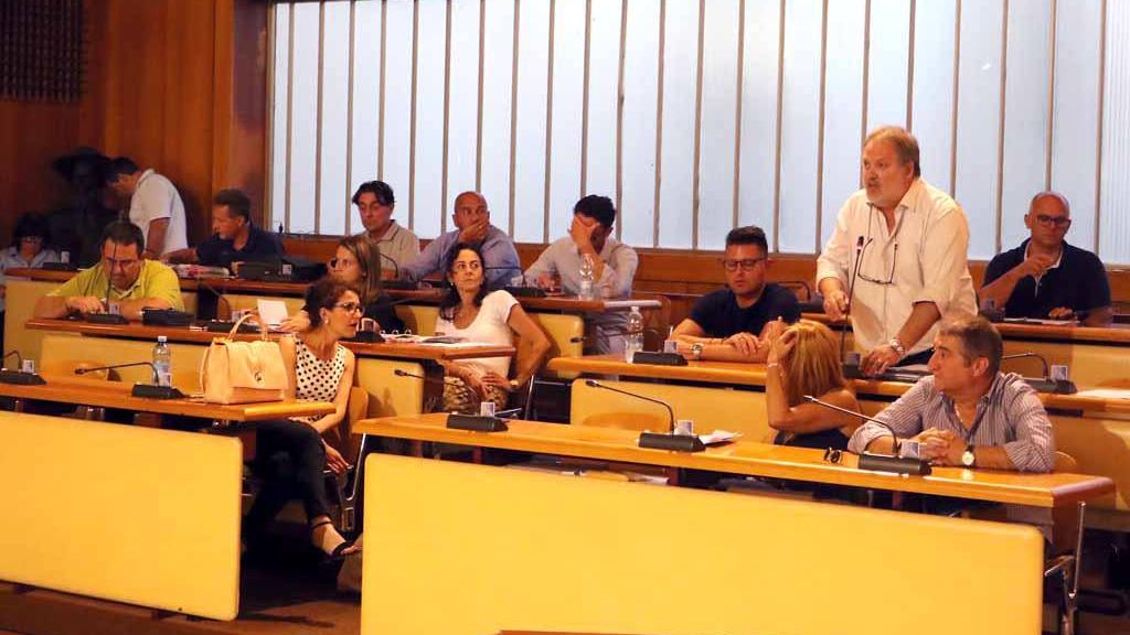 Il consiglio comunale a Massa (foto di archivio)