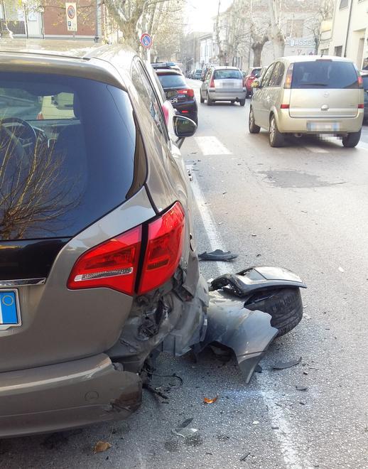 Danneggia un’auto e fugge, ma la vittima riesce a incastrarlo 