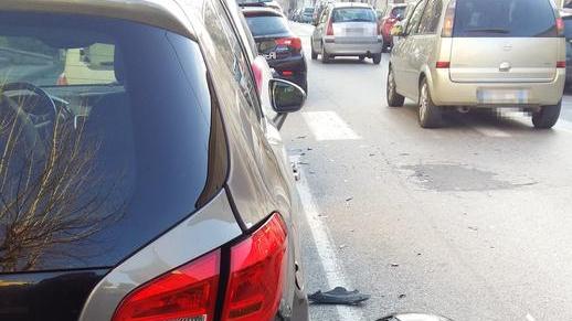 Danneggia un’auto e fugge, ma la vittima riesce a incastrarlo