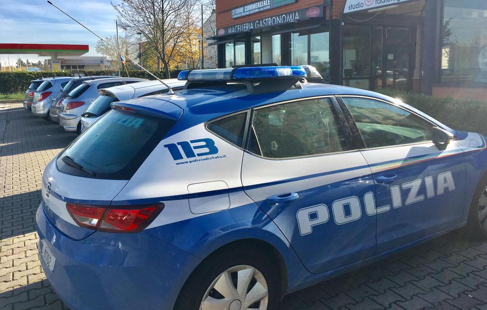 Una volante della polizia (foto d'archivio)