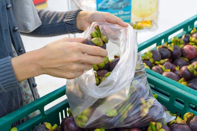 Frutta, carne, pesce: ora si pagano i sacchetti "bio" 