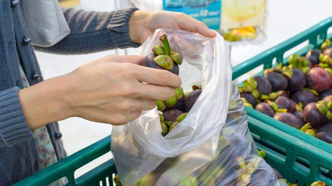 Frutta, carne, pesce: ora si pagano i sacchetti "bio"