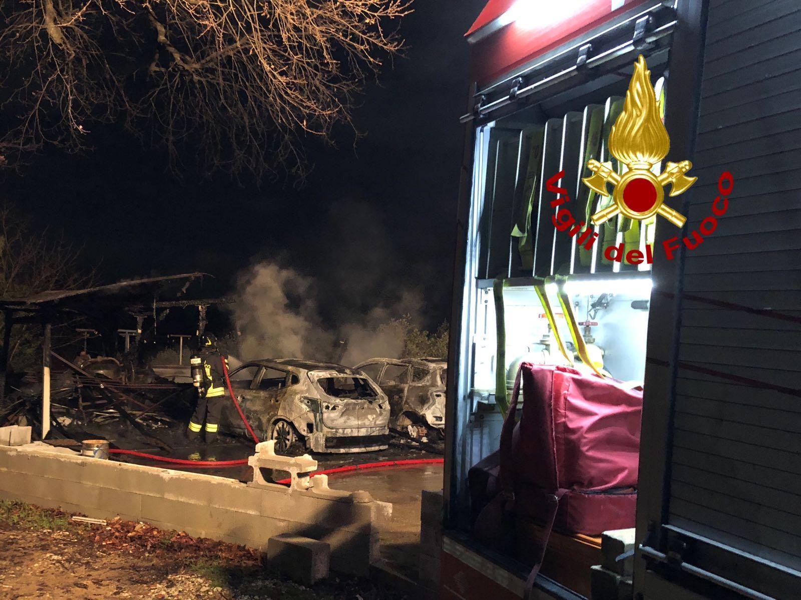 Luci natalizie in corto circuito, in fiamme autorimessa