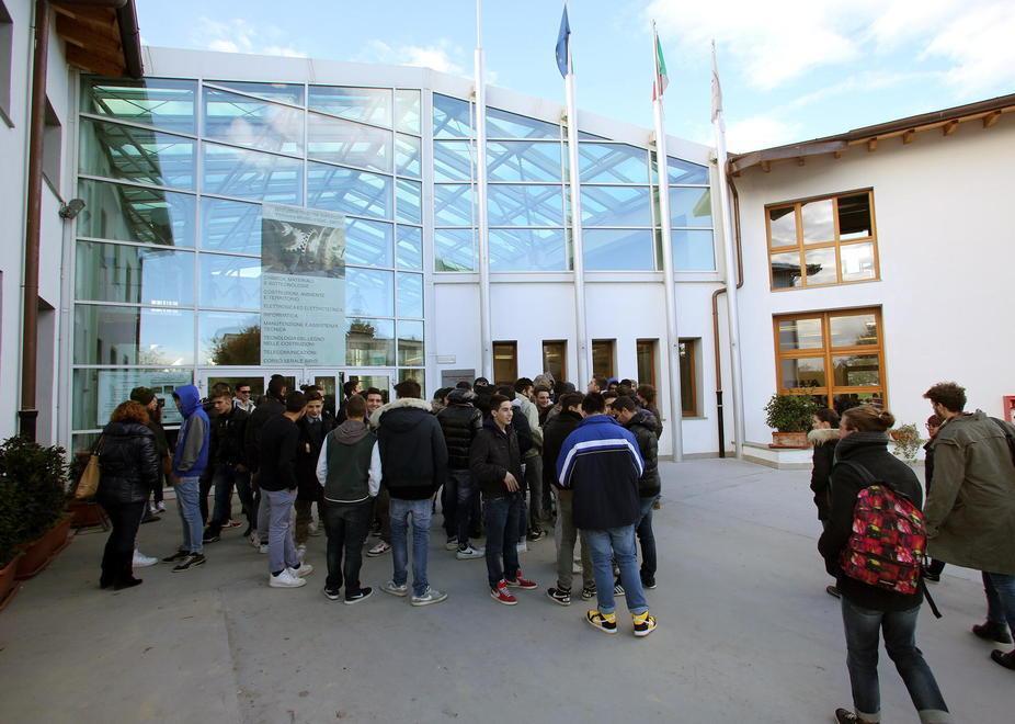 Dodici milioni per le superiori tra acquisti di sedi e manutenzioni 