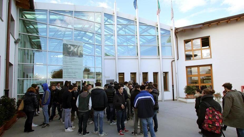 Dodici milioni per le superiori tra acquisti di sedi e manutenzioni