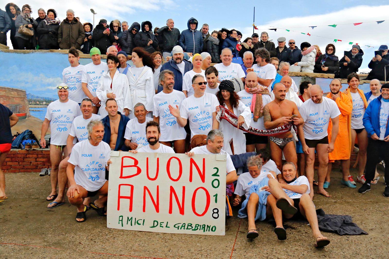 Il gruppo che si è tuffato al Gabbiano