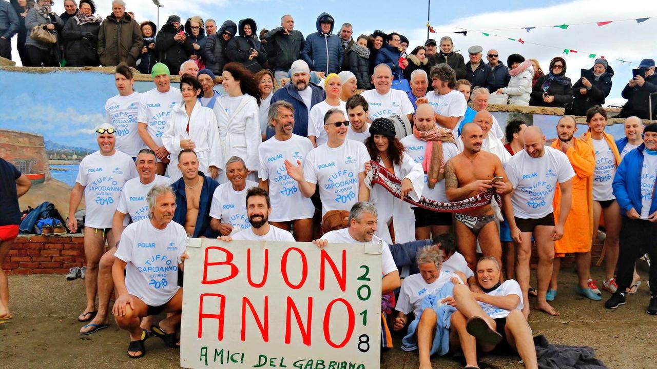 Il gruppo che si è tuffato al Gabbiano
