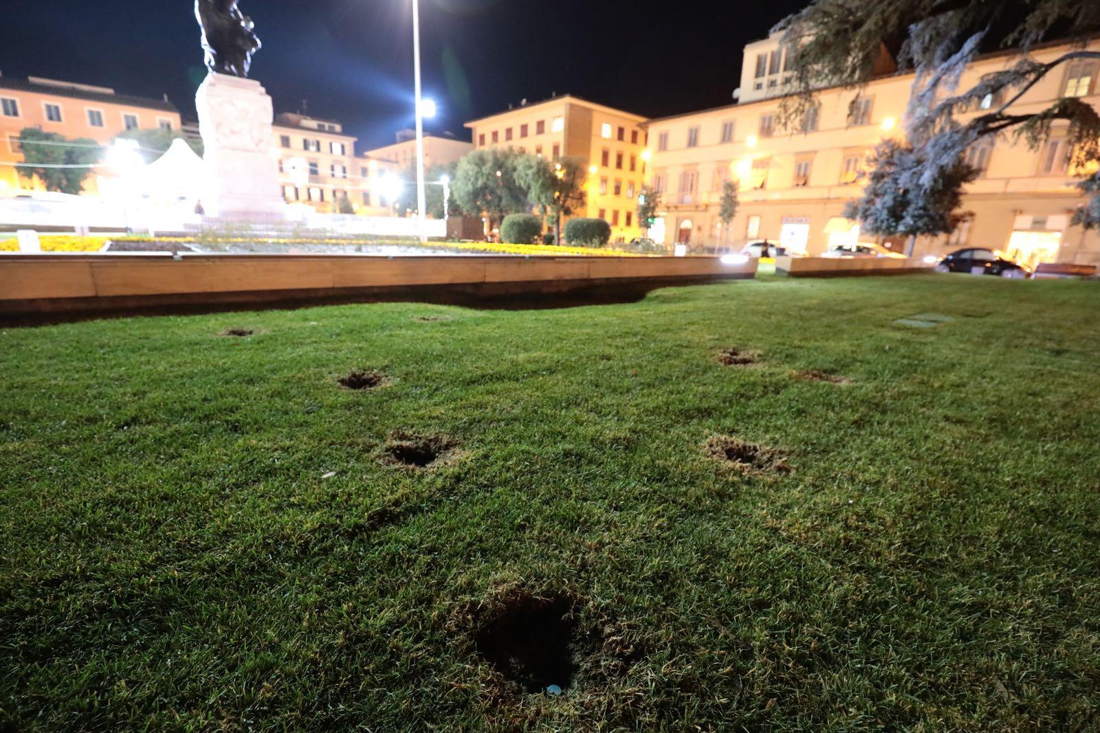 L'aiuola danneggiata in piazza della Vittoria (Foto Agenzia Carlo Sestini)