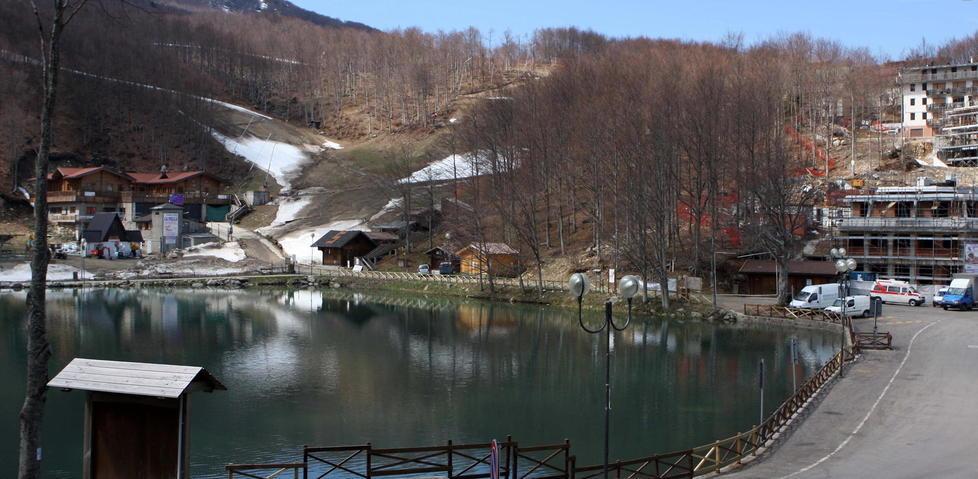Intervento dei vigili del fuoco e dei carabinieri a Cerreto Laghi per una sospetta intossicazione (foto d'archivio)