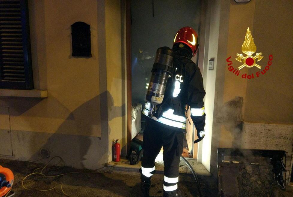 Fiamme in un terratetto nella serata di San Silvestro 
