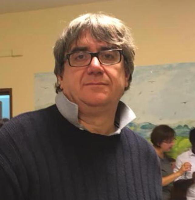 Il sacerdote estremista dell’accoglienza tra odio e solidarietà