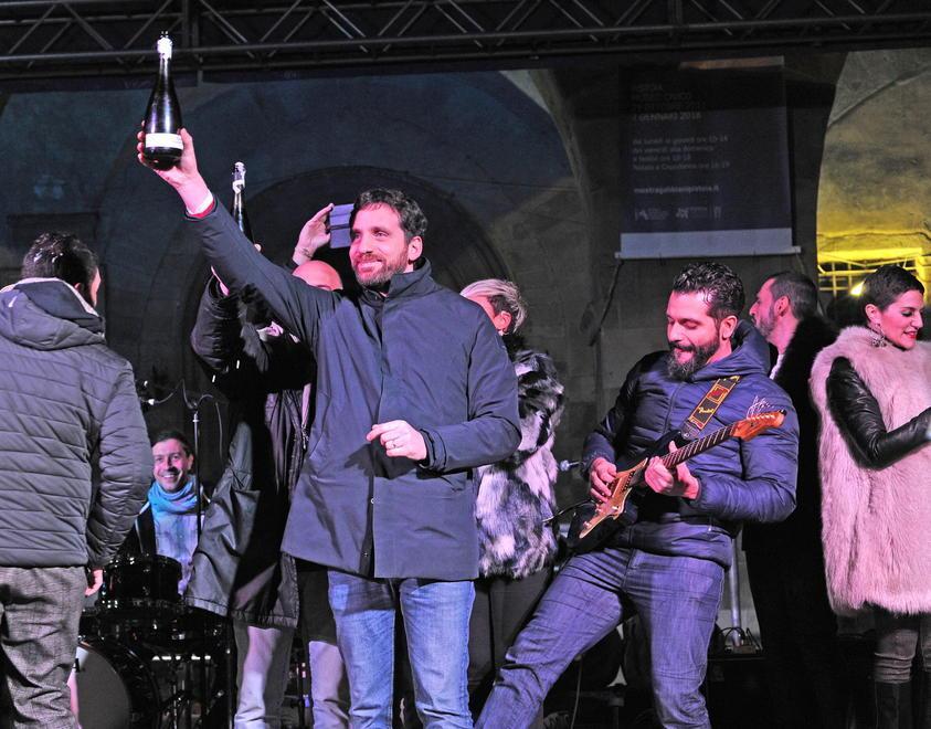 Piazza del Duomo affollata per brindare a suon di musica 