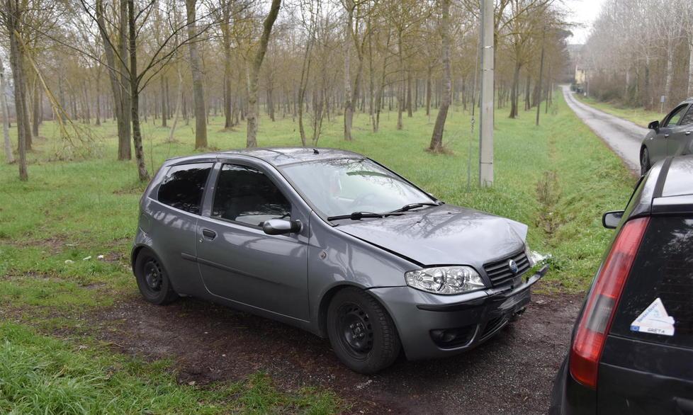Auto finisce sul guard rail, un ferito 
