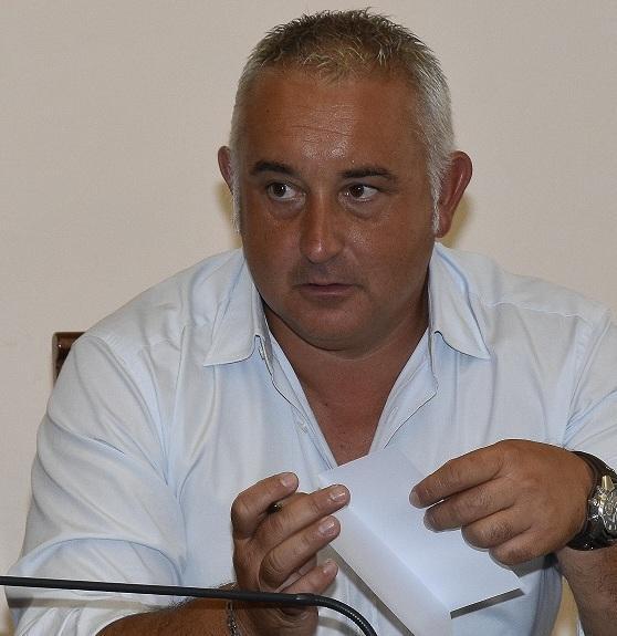 Scaricato dai suoi e costretto a dimettersi Ora la sfida bis