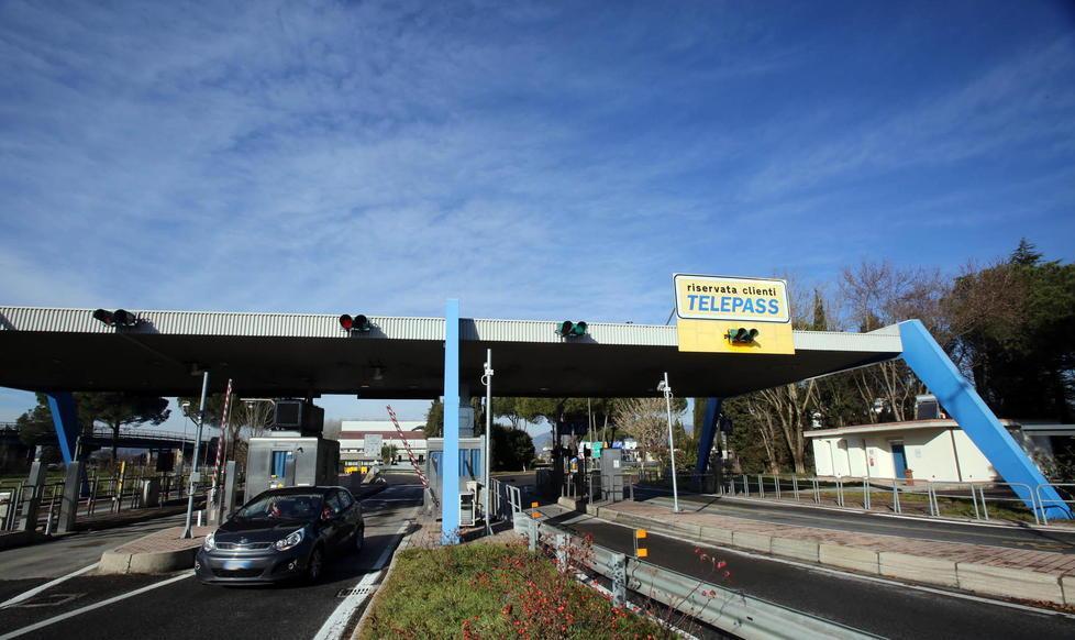Fermato con la droga al casello dell’A11