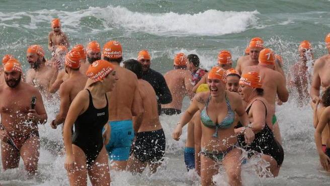 La Versilia fa festa e riempie le piazze Poi tutti in mare