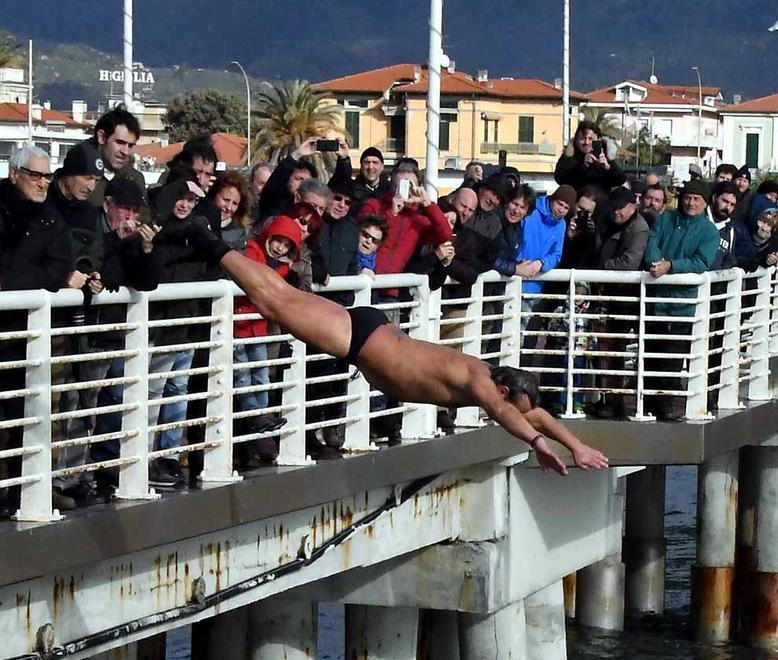 Il mare agitato non ferma il tuffo di Michele Mastrodomenico