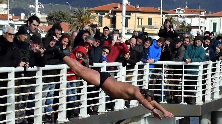 Il mare agitato non ferma il tuffo di Michele Mastrodomenico