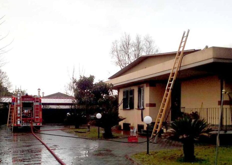 Brucia la casa per fare un dispetto alla ex 