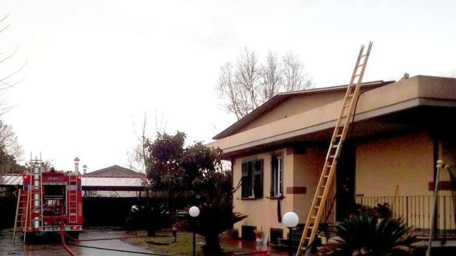 Brucia la casa per fare un dispetto alla ex