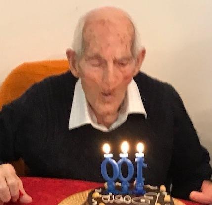 E nonno Vincenzo compie 100 anni con i nipotini