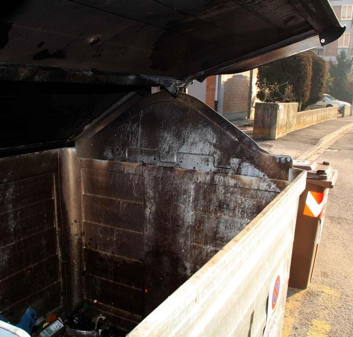 Vandali incendiano alcuni cassonetti durante i brindisi