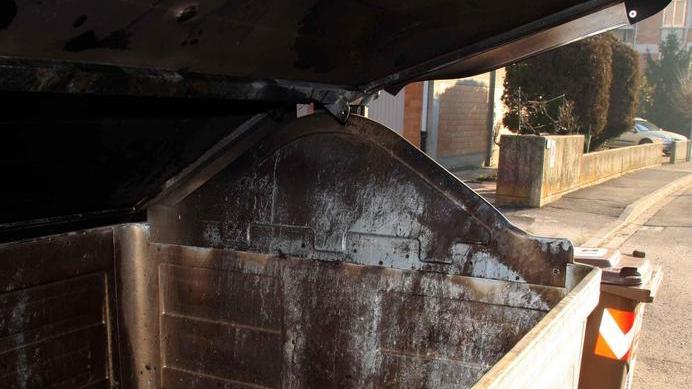 Vandali incendiano alcuni cassonetti durante i brindisi
