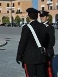 Minaccia e insulta i militari 