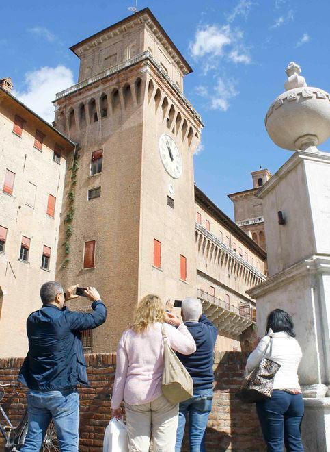 Caccia ai turisti con l’arte e il mare