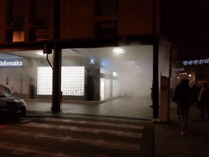 L’allarme riempie il negozio di fumo 
