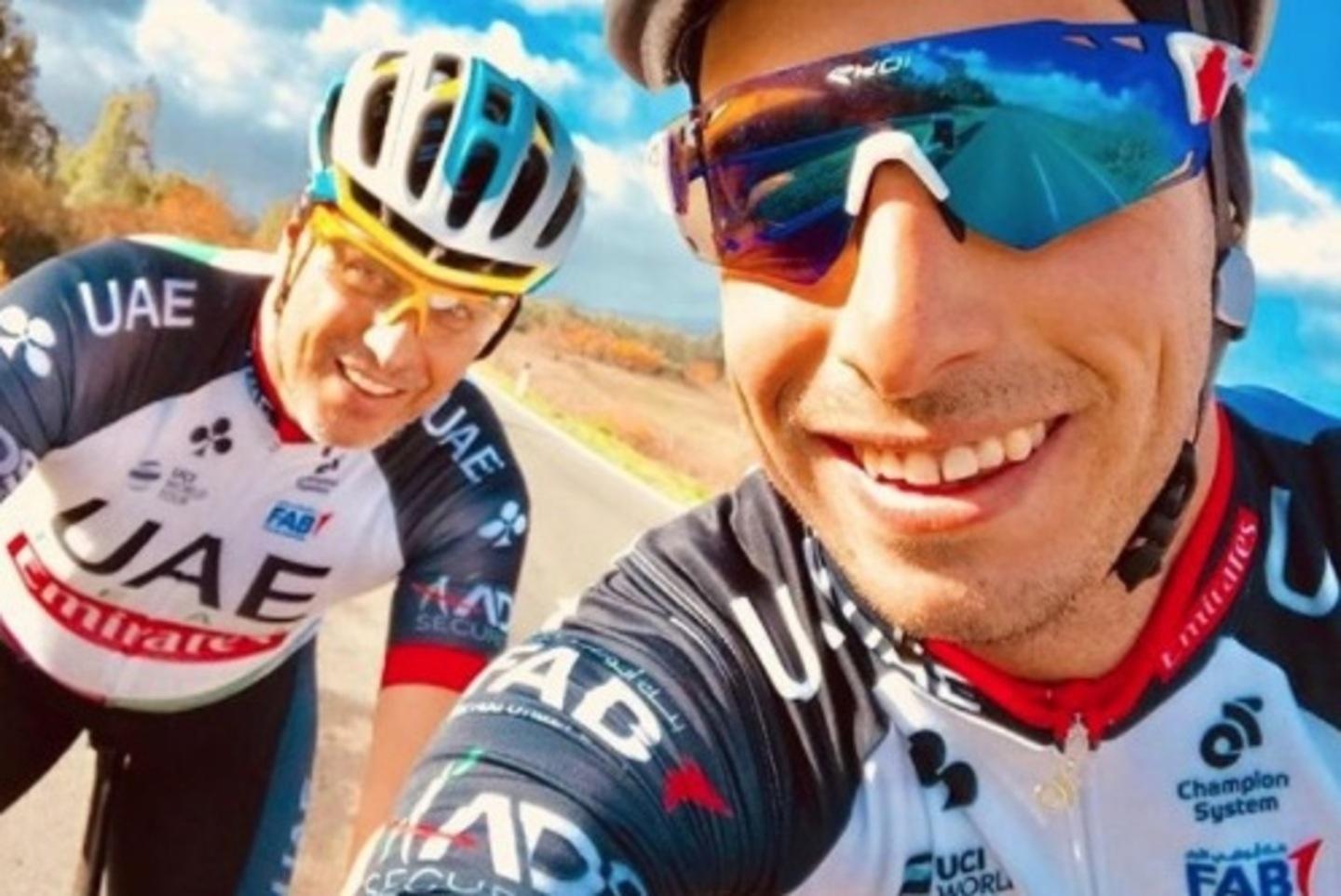 La prima volta di Aru in maglia Uae è con il padre Alessandro