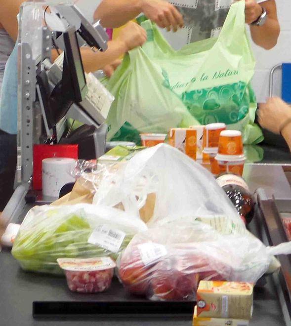 Reggio Emilia, buste biodegradabili per frutta e verdura: ecco quanto costano 