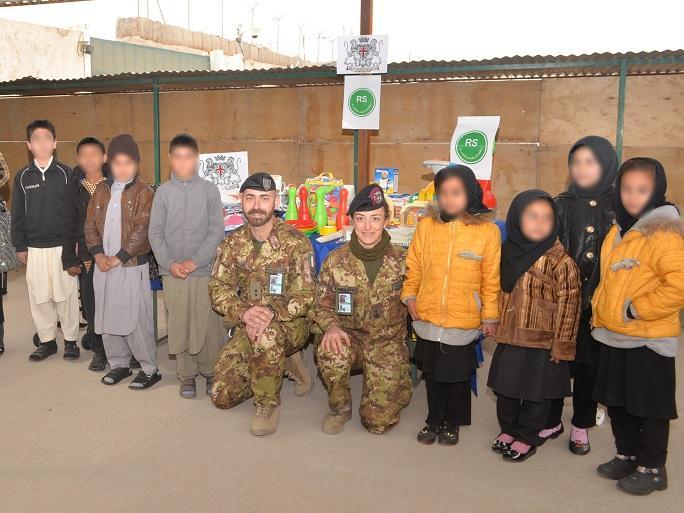 Alcuni militari della Brigata Sassari con i piccoli orfani
