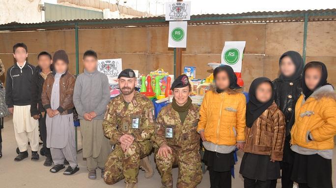 Alcuni militari della Brigata Sassari con i piccoli orfani