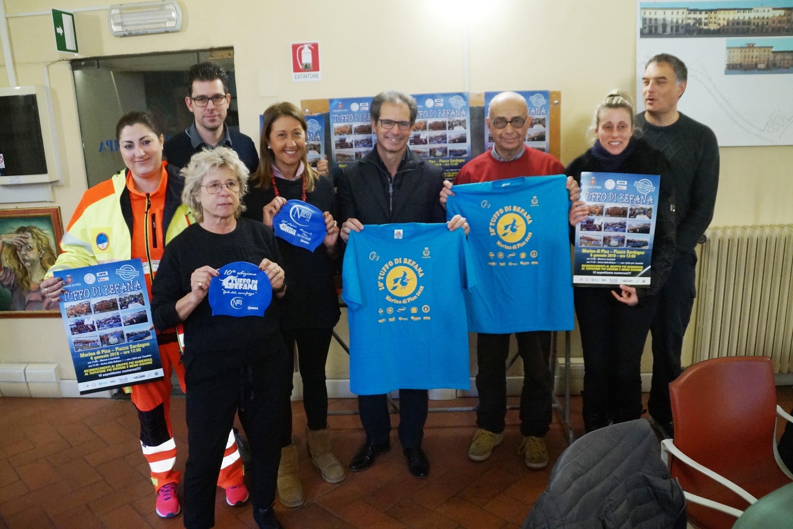La presentazione dell'evento, con le magliette e la speciale cuffia