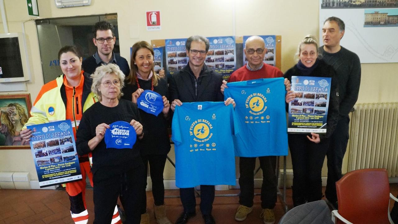 La presentazione dell'evento, con le magliette e la speciale cuffia