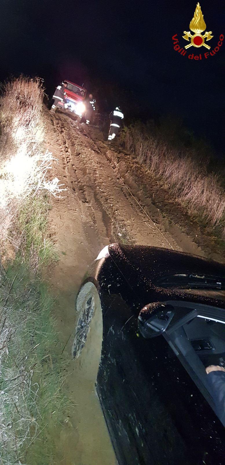 L'intervento dei vigili del fuoco per soccorrere due pratesi impantanati con l'auto