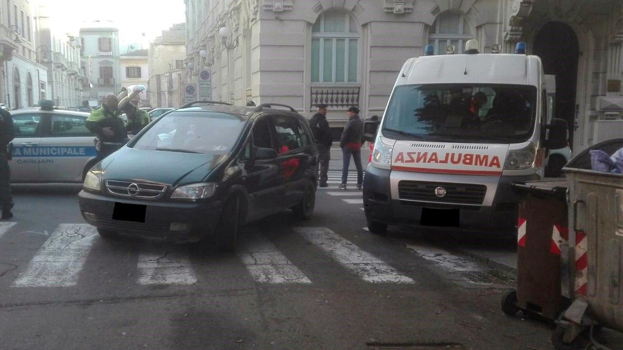 Cagliari, donna investita sulle strisce pedonali: è grave