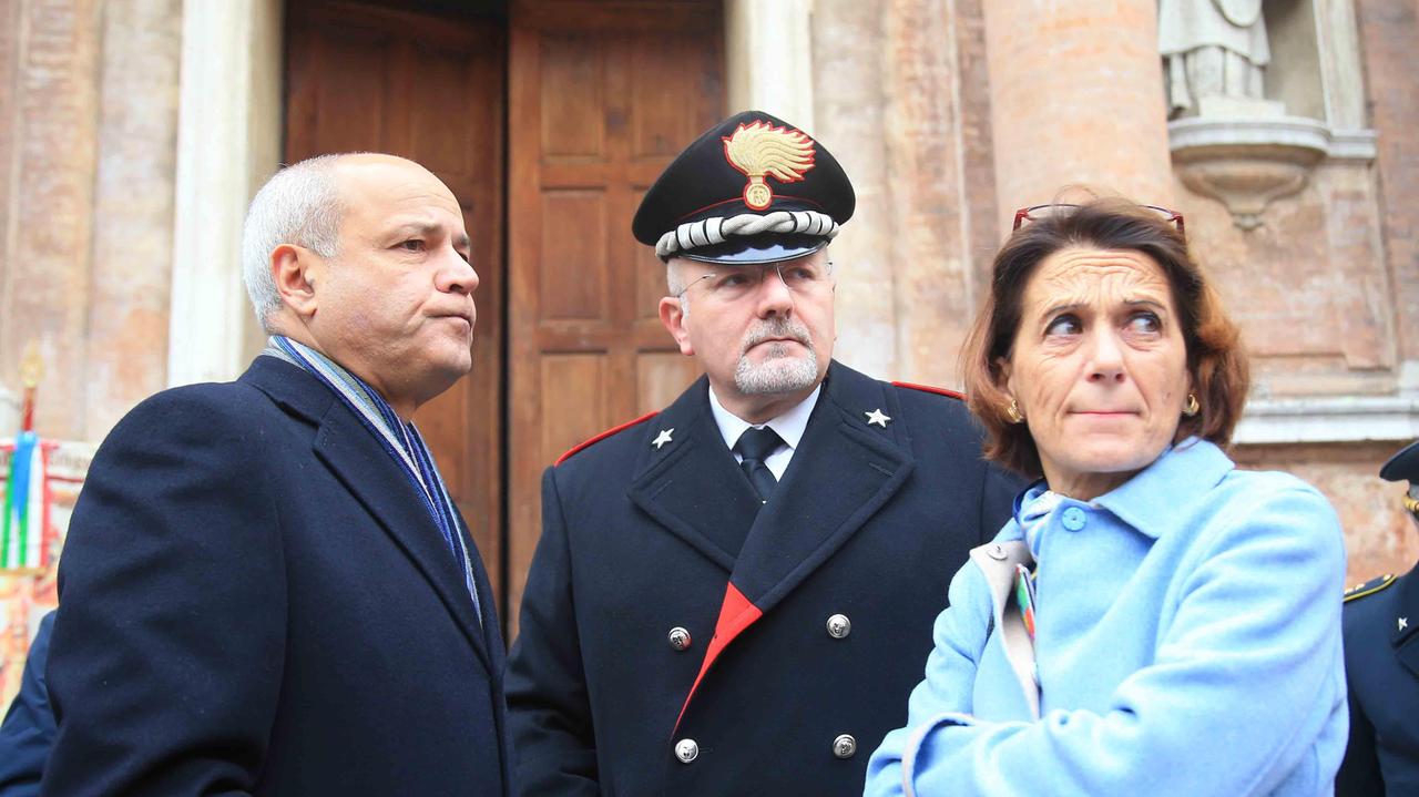Reggio Emilia, i vertici di polizia e carabinieri uniti contro il buio in piazza Martiri