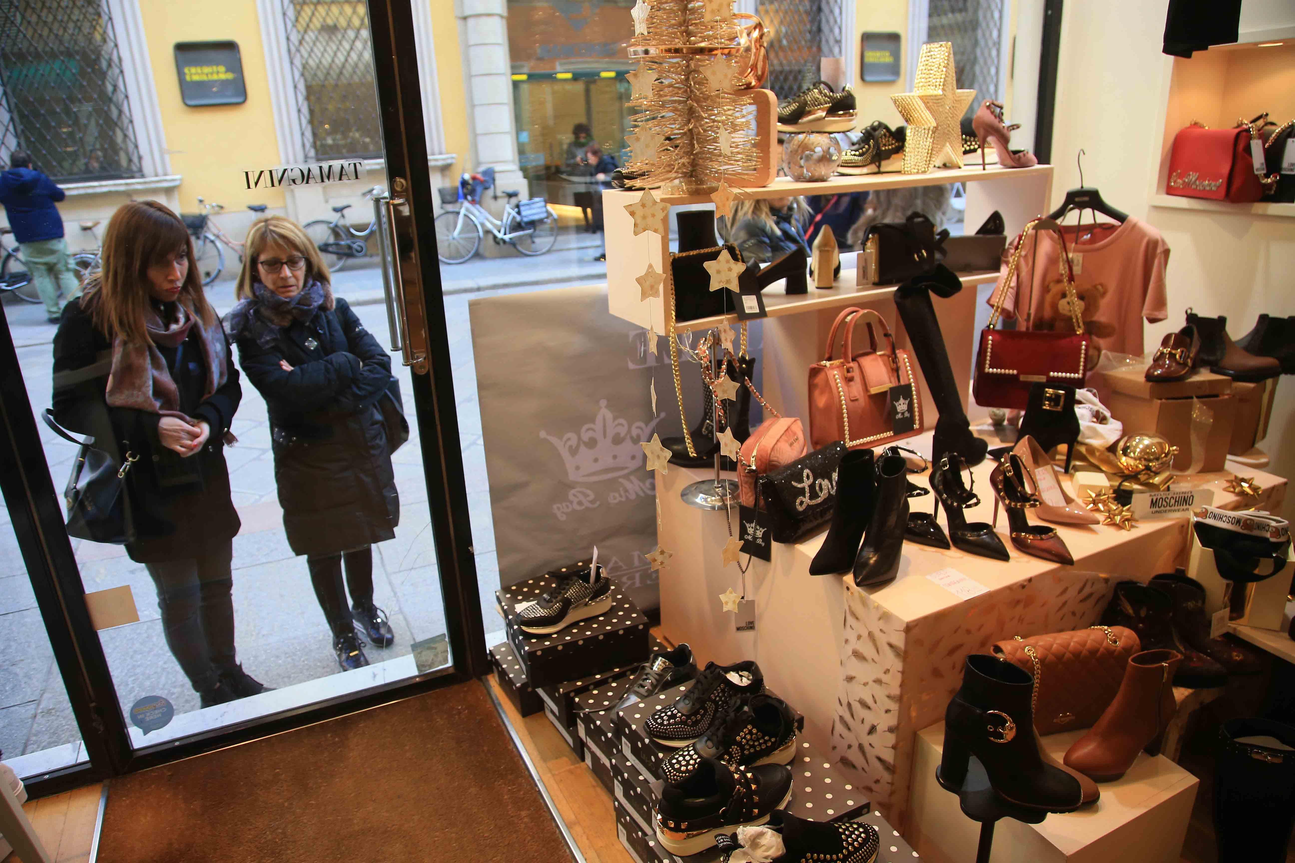 Reggio Emilia, il centro storico si prepara per l’inizio dei saldi invernali