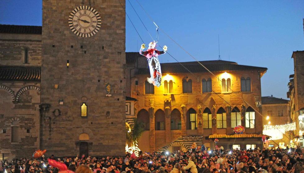 Pistoia, niente biglietti per vedere la Befana in piazza Duomo 